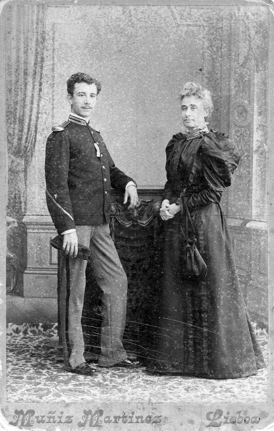 Antnio Belard da Fonseca (1874-1956) com sua tia paterna D. Henriqueta Gomes da Fonseca, c. 1895